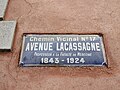 Plaque de l'avenue Lacassagne avec mention « chemin vicinal no 17 », en mars 2019.