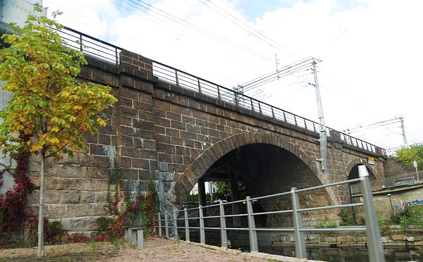 Vollsveien Bridge, located immediately east of the station, was constructed in 1915.