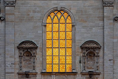 Verligte venster van die Observantkerk in Münster, Noordryn-Wesfale, Duitsland.