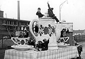 Carnavalswagen 'boerenbont' bij bouwplaats Rema, 1948