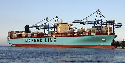 Kapal peti kemas MS Maersk Elba, dengan panjang 366 meter dan kapasitas 13.000 TEU, di pelabuhan Gdańsk, Polandia