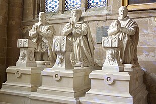 Witte stenen grafbeelden van Nicolas III de Neufville, Heer van Villeroy, Madeleine de l'Aubespine en haar echtgenoot Nicolas IV, knielende gebeden in de kerk van Notre-Dame-de-la-Nativity in Magny-en-Vexin