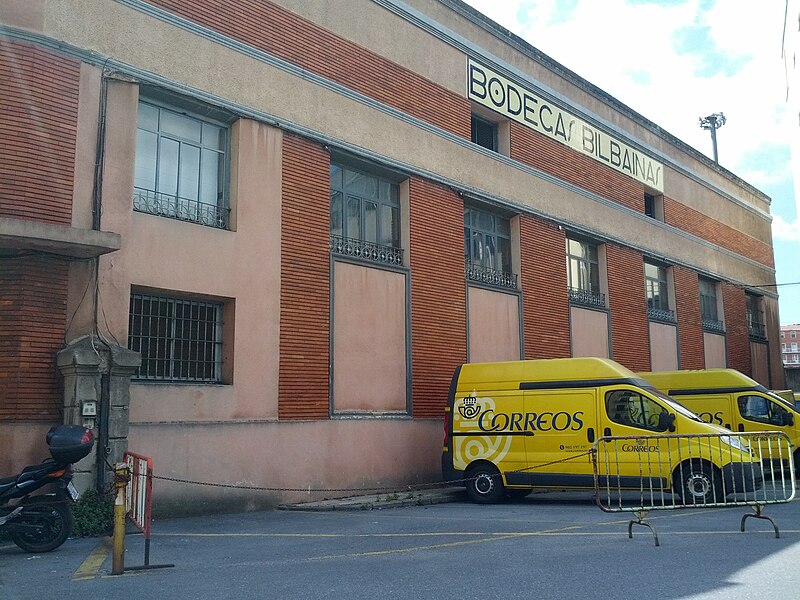 File:Mail delivery vans by the Bodegas Bilbainas sign (18620935778).jpg