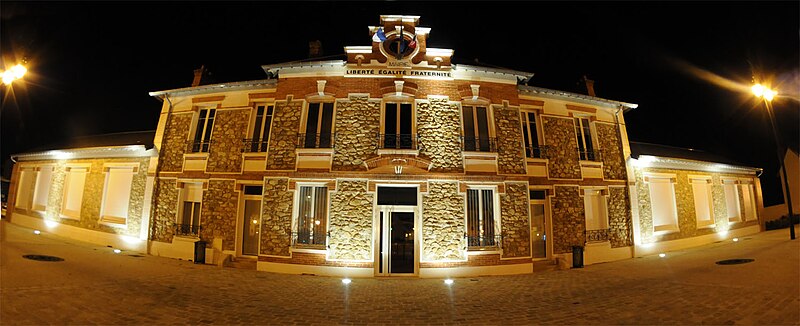 File:Mairie coudray nuit.jpg