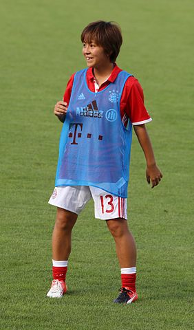 File:Mana Iwabuchi beim Aufwaermen BL gg. SC Freiburg Muenchen-4.jpg - Wikimedia Commons