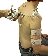 La palpation vraie (manuelle) peut être commbinée à une palpation virtuelle (modèle 3D informatique, ici d'un genou, avec "points clés[11]" anatomiques).