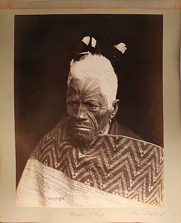 Рангатира Тероро Тамату в какаху каитака с плетёным орнаментом на уа
