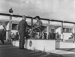 Maria Scutti sul podio dei giochi paralimpici di Roma 1960.jpg
