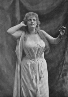 Mary Howe ve Velké opeře.png