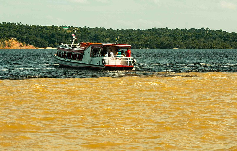 À Manaus (Brésil), après le confluent entre les rios Negro et Solimões, leurs eaux de couleurs très différentes (noire pour le premier, d'où son nom, et jaune pour le second) mettent longtemps à se mélanger (150 km !), et c'est une attraction touristique.
