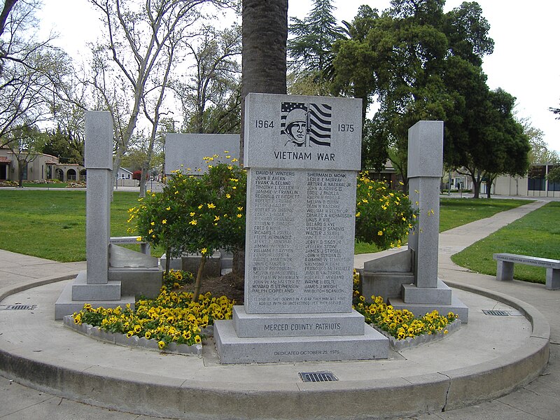 File:Merced County Veterans Memorial, California - 20060409.jpg