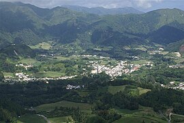 Údolí a město Furnas, jak je patrné z Pico do Gaspar Belvedere