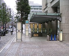 三越前駅 三井タワー脇出入口（2007年12月11日）