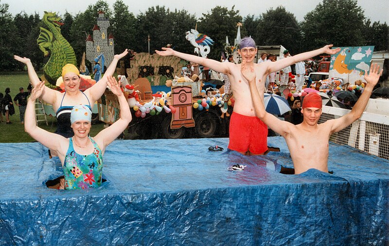 File:Monmouth Carnival - Synchro Swimming 5.jpg