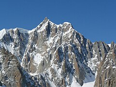 Le mont Maudit, avec à droite le sommet nord-est, et tout à droite au fond le Terzo Pilastro et le gendarme du col Maudit.