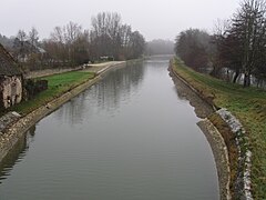 canal de Briare à Montbouy, vue vers le nord. On aperçoit le Loing sur la droite. category:Montbouy