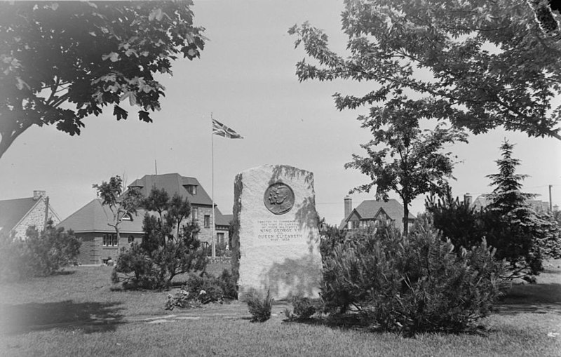 File:Monument. Memorial in Hampstead Park BAnQ P48S1P05549.jpg