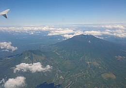 Banahaw (vpravo) a San Cristobal (vlevo).