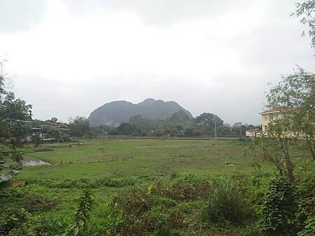 Tập tin:Núi Voi, Đồng Hỷ nhìn từ cánh đồng ruộng.jpg