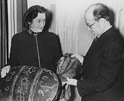 NMA.0073098 Professorskan Emilie Demant Hatt överlämnar en samling föremål som tillhört Johan Turi som gåva till Nordiska museet i samband med museets Lapplandsafton 4 december 1940.jpg