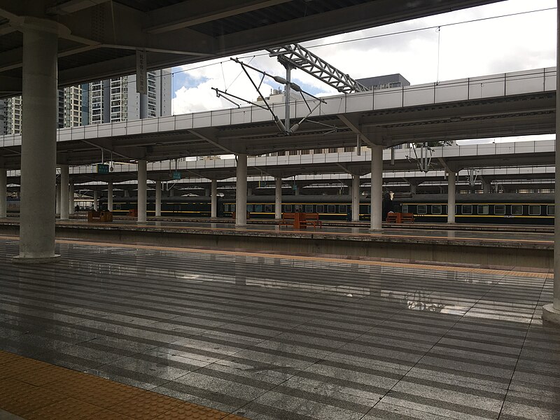 File:Nanning East Station, platform view 2.jpg