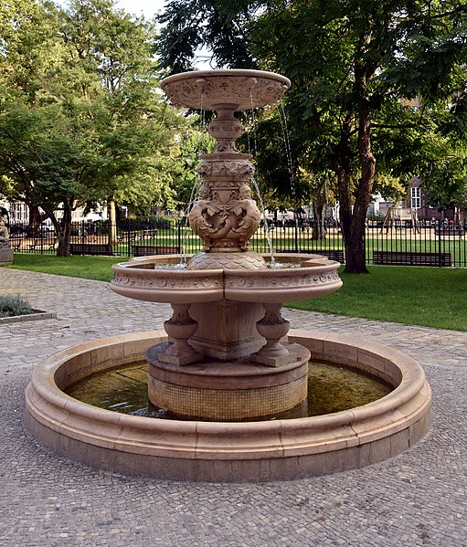 File:Neorenaissancebrunnen Köllnischer Park Berlin 01.jpg