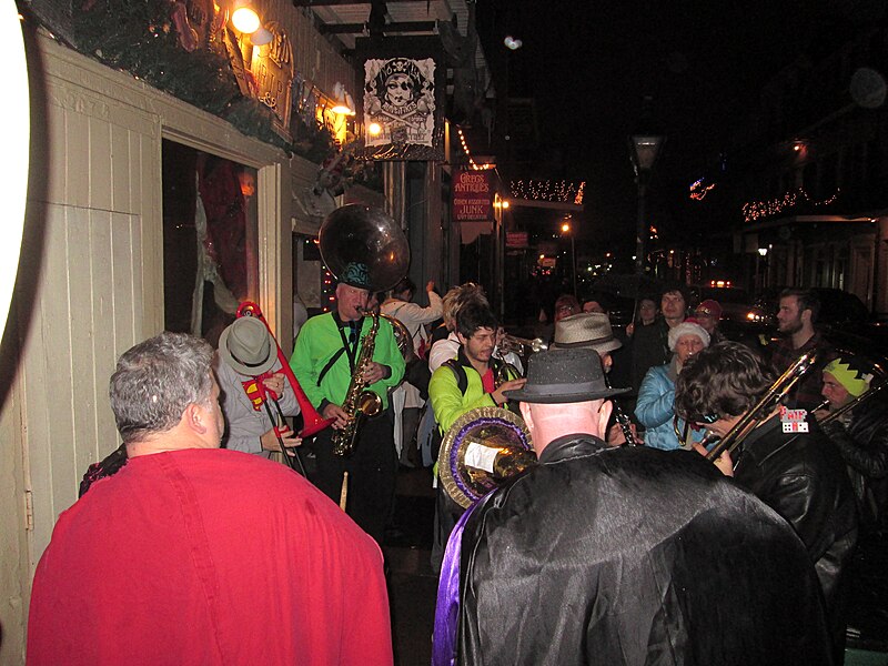 File:New Orleans Tumble 28Dec2013 Tiki Sidewalk 1.jpg