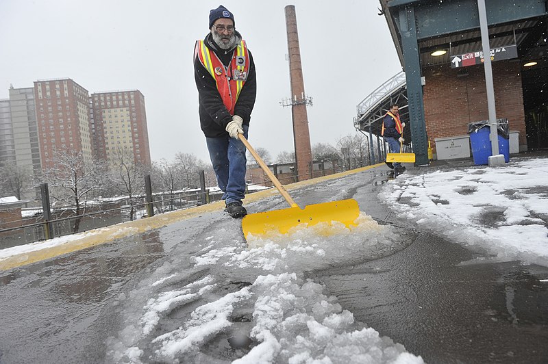 File:New York City Transit snow removal (11312198485).jpg