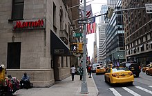 Widok Marriott East Side z chodnika Lexington Avenue.  Hotel znajduje się po lewej stronie, a na jego fasadzie widnieje szyld z nazwą „Marriott”.