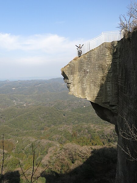 450px-Nokogiriyama_overhang.jpg