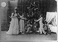 Stanislava Belinskaya como Clara, Lydia Rubtsova como Marianna, y Vasiliy Stulkolkin como Fritz vestidos con los diseños de Vsévolozhsky para El cascanueces (1892)