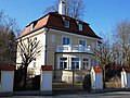 Villa in der Ödenpullacher Straße 10 in Deisenhofen, Gemeinde Oberhaching, Landkreis München, Regierungsbezirk Oberbayern, Bayern. Als Budenkmal unter Aktennummer D-1-84-134-54 in der Bayerischen Denkmalliste aufgeführt. Laut Denkmalliste erbaut um 1912.