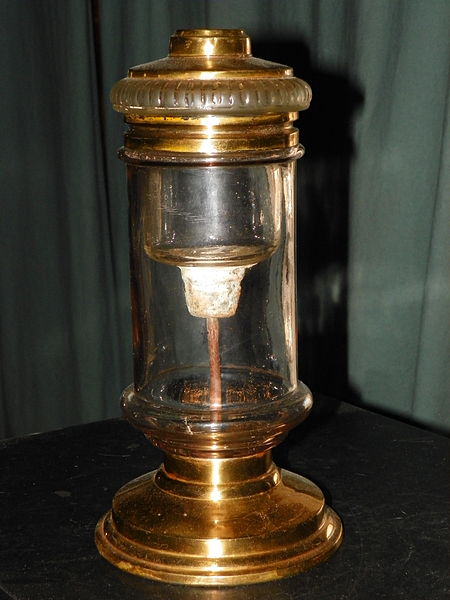 File:Oil lamp ?.JPG