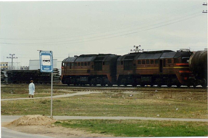 File:Oil train with EVR Eesti Raudtee 2M62 Co-Co+Co-Co locomotive.Narva, Estonia. May 1996.jpg