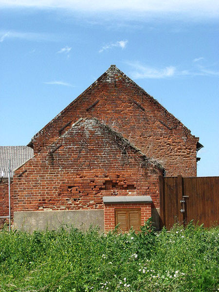 File:Old red-brick barns - geograph.org.uk - 854876.jpg