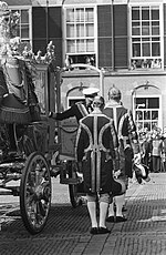 Miniatuur voor Bestand:Opening Staten Generaal , aankomst Gouden Koets op het Binnenhof, Bestanddeelnr 916-8828.jpg
