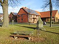 Südwestlicher Ortseingang von Groß Elbe mit Kriegerdenkmal, Gemeinde Elbe