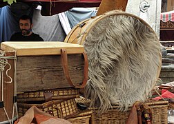 Os instrumentos, na Feira medieval de Santiago.jpg