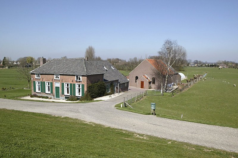 File:Overzicht van een boerderij aan de Waalbandijk, vlak voor IJzendoorn - IJzendoorn - 20535680 - RCE.jpg