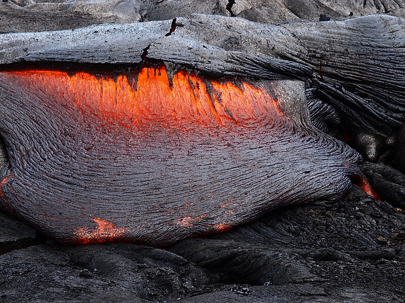 Soubor:Pahoehoe lava forming ropy lava.jpg