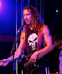 Gildenlöw performing with Pain of Salvation in 2019