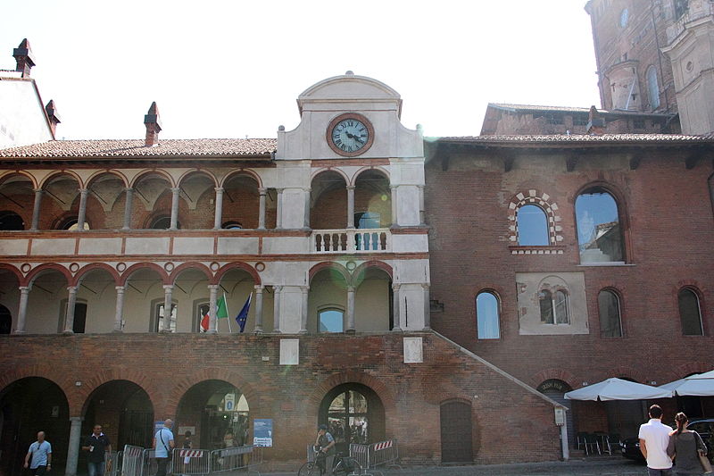 File:Palazzo Broletto - 1.JPG