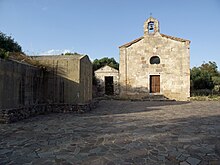 La chiesa di Santa Maria a Palmas (XI sec.), con a sinistra una ex casamatta della seconda guerra mondiale