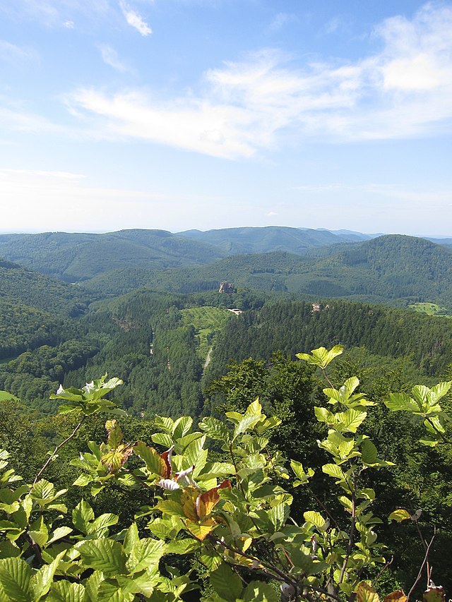 Vue d’un massif montagneux.