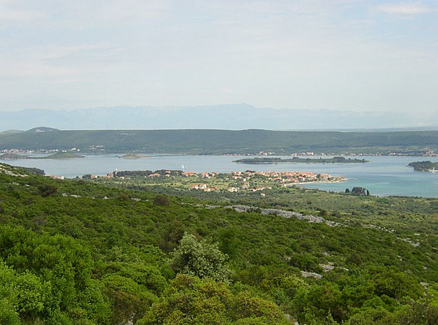 Vista da ilha e município de Pašman na Croácia