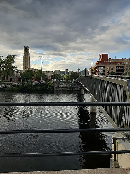 File:Passerelle Atwater (Atwater Bridge) crossing the Canal de Lachine, Montreal.jpg