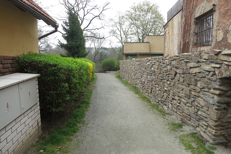 File:Pathway to city park near Church of Saint Stephen in Kouřim, Kolín District.JPG