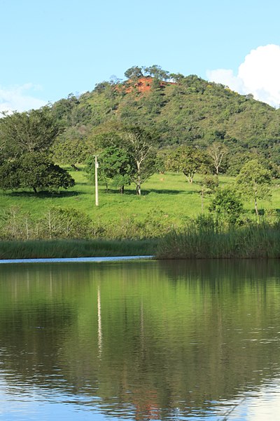 File:Pequeno lago ao alto do Moro da Gurita MG .jpg