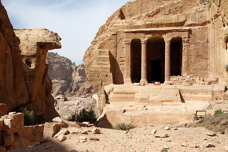 File:Petra-Wadi al-Farasa-34-Gartengrab-2010-gje.jpg