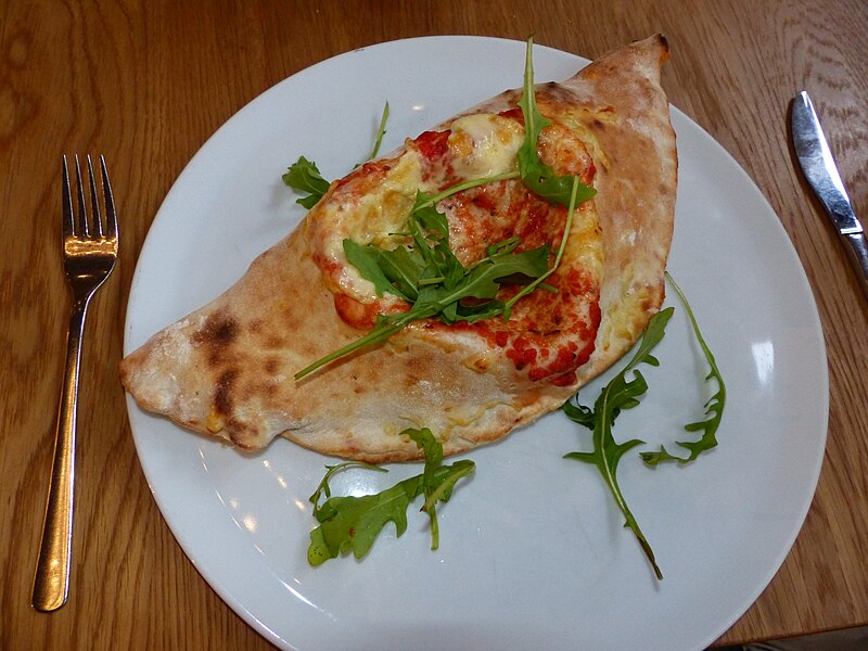 File:Pizza-Tasche Calzone.JPG